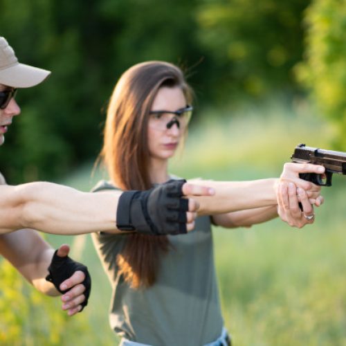 instructeur-apprend-fille-tirer-pistolet-champ-tir_114354-30 instructeur-apprend-fille-tirer-pistolet-champ-tir_114354-30